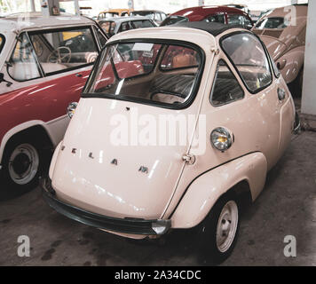 Nakhon Pathom, Thailand - August 3, 2019: Vintage ISETTA VELAM Microcar Ausstellung bei Oldtimer collector Garage in Nakhon Pathom Provinz Stockfoto