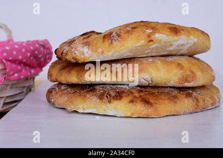 Frisch gebackenes Brot/Traditionelle Balkan Küche/Somun/Brot für Frikadellen/Lepinja Stockfoto