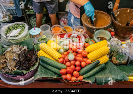 Zutaten für Som Tam oder Papaya Salat auf lokaler Street Food vendor Abschaltdruck Stockfoto