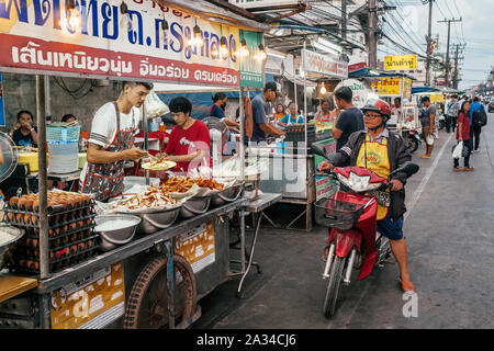 Ein nicht identifiziertes Straßenhändler verkaufen Pad Thai Nudeln in Hua Hin, Thailand Stockfoto