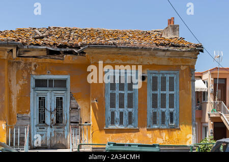 Typische Straße und Häuser in der Altstadt der Stadt Kavala, Ostmakedonien und Thrakien, Griechenland Stockfoto