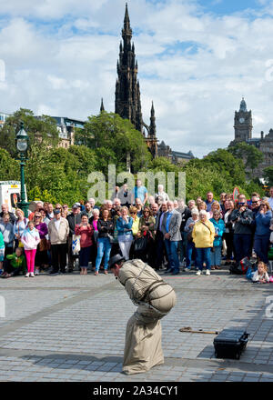 Escapology Straße Handeln während des Edinburgh Fringe Festival. Stockfoto