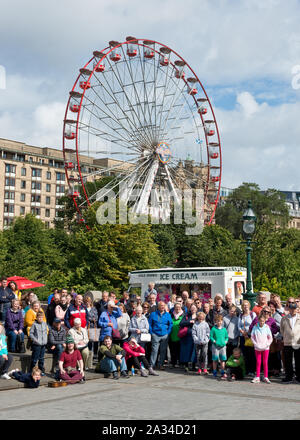 Zuschauer street Unterhaltung während des Edinburgh Fringe Festival auf dem Damm im Stadtzentrum. Stockfoto