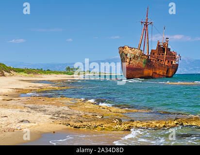 Rusty großes Schiff 'imitrios' Schiffswrack an selinitsa Strand unter einem tiefblauen Himmel bei Gythio in Peloponnes, Griechenland. Stockfoto