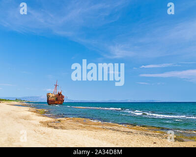 Rusty großes Schiff 'imitrios' Schiffswrack an selinitsa Strand unter einem tiefblauen Himmel bei Gythio in Peloponnes, Griechenland. Stockfoto