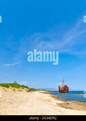 Rusty großes Schiff 'imitrios' Schiffswrack an selinitsa Strand unter einem tiefblauen Himmel bei Gythio in Peloponnes, Griechenland. Stockfoto