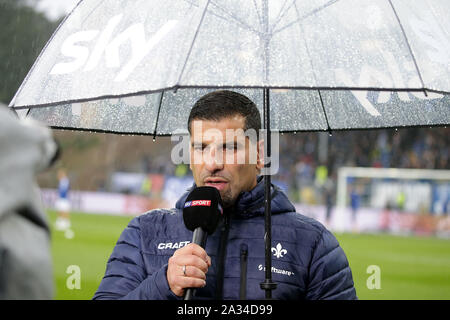 Darmstadt, Deutschland. 04 Okt, 2019. 04. Oktober 2019, Hessen, Darmstadt: Fußball-Bundesliga 9.Spieltag, SV Darmstadt 98 - Karlsruher SC am 04.10.2019 in der Merck Stadion am Böllenfalltor Darmstadt (Hessen). Die Darmstädter Trainer Dimitrios GRAMMOZIS im Himmel Interview. Foto: Hasan Bratic/dpa (Wichtiger Hinweis: Aufgrund der akkreditierungsregeln der DFL, die Veröffentlichung und weitere Nutzung im Internet und in online Medien während des Spiels insgesamt 15 Bilder pro Spiel beschränkt ist. Quelle: dpa Picture alliance/Alamy leben Nachrichten Stockfoto