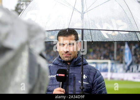 Darmstadt, Deutschland. 04 Okt, 2019. 04. Oktober 2019, Hessen, Darmstadt: Fußball-Bundesliga 9.Spieltag, SV Darmstadt 98 - Karlsruher SC am 04.10.2019 in der Merck Stadion am Böllenfalltor Darmstadt (Hessen). Die Darmstädter Trainer Dimitrios GRAMMOZIS im Himmel Interview. Foto: Hasan Bratic/dpa (Wichtiger Hinweis: Aufgrund der akkreditierungsregeln der DFL, die Veröffentlichung und weitere Nutzung im Internet und in online Medien während des Spiels insgesamt 15 Bilder pro Spiel beschränkt ist. Quelle: dpa Picture alliance/Alamy leben Nachrichten Stockfoto