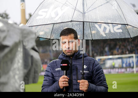 Darmstadt, Deutschland. 04 Okt, 2019. 04. Oktober 2019, Hessen, Darmstadt: Fußball-Bundesliga 9.Spieltag, SV Darmstadt 98 - Karlsruher SC am 04.10.2019 in der Merck Stadion am Böllenfalltor Darmstadt (Hessen). Die Darmstädter Trainer Dimitrios GRAMMOZIS im Himmel Interview. Foto: Hasan Bratic/dpa (Wichtiger Hinweis: Aufgrund der akkreditierungsregeln der DFL, die Veröffentlichung und weitere Nutzung im Internet und in online Medien während des Spiels insgesamt 15 Bilder pro Spiel beschränkt ist. Quelle: dpa Picture alliance/Alamy leben Nachrichten Stockfoto