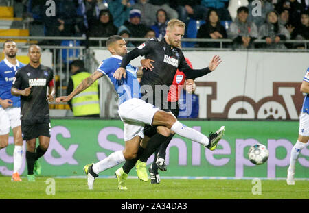 Darmstadt, Deutschland. 04 Okt, 2019. 04. Oktober 2019, Hessen, Darmstadt: Fußball-Bundesliga 9.Spieltag, SV Darmstadt 98 - Karlsruher SC am 04.10.2019 in der Merck Stadion am Böllenfalltor Darmstadt (Hessen). Victor Palsson (L) aus Darmstadt in einem Duell mit Philipp Hofmann (M) aus Karlsruhe. Foto: Hasan Bratic/dpa (Wichtiger Hinweis: Aufgrund der akkreditierungsregeln der DFL, die Veröffentlichung und weitere Nutzung im Internet und in online Medien während des Spiels insgesamt 15 Bilder pro Spiel beschränkt ist. Quelle: dpa Picture alliance/Alamy leben Nachrichten Stockfoto