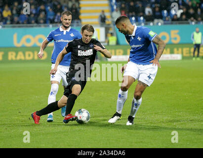 Darmstadt, Deutschland. 04 Okt, 2019. 04. Oktober 2019, Hessen, Darmstadt: Fußball-Bundesliga 9.Spieltag, SV Darmstadt 98 - Karlsruher SC am 04.10.2019 in der Merck Stadion am Böllenfalltor Darmstadt (Hessen). Marcel Heller (L) aus Darmstadt und Victor Palsson (R) im Zweikampf mit Marco Thiede (M) aus Karlsruhe. Foto: Hasan Bratic/dpa (Wichtiger Hinweis: Aufgrund der akkreditierungsregeln der DFL, die Veröffentlichung und weitere Nutzung im Internet und in online Medien während des Spiels insgesamt 15 Bilder pro Spiel beschränkt ist. Quelle: dpa Picture alliance/Alamy leben Nachrichten Stockfoto