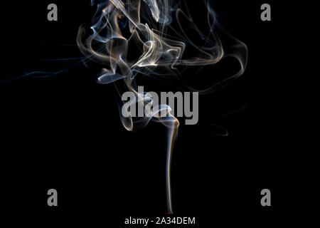 Weißer Rauch auf schwarzem Hintergrund. Stockfoto