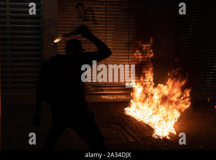 Hongkong, China. 04 Okt, 2019. Eine Demonstrantin wirft ein Benzin Bombe an der Bank von China während einer Demonstration in Hongkong. Nacht der Gewalt mit den Demonstranten in die Stadt kommt, nachdem die Stadt Chief Executive Carrie Lam kündigt neue Anti-mask Recht. Die Rechtsvorschriften in Kraft, ab 24.00 Uhr am Freitag, den 5. Oktober, 2019. Die Nichteinhaltung des Gesetzes könnte ein Satz von einem Jahr Gefängnis und einer Geldstrafe von HK $ 25.000. Credit: SOPA Images Limited/Alamy leben Nachrichten Stockfoto
