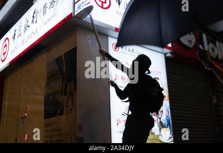 Hongkong, China. 04 Okt, 2019. Demonstranten versuchen, den vorderen Glas Bank von China während einer Demonstration in Hongkong. Nacht der Gewalt mit den Demonstranten über Stadt zu zerschlagen kommt nach der Stadt Chief Executive Carrie Lam kündigt neue Anti-mask Recht. Die Rechtsvorschriften in Kraft, ab 24.00 Uhr am Freitag, den 5. Oktober, 2019. Die Nichteinhaltung des Gesetzes könnte ein Satz von einem Jahr Gefängnis und einer Geldstrafe von HK $ 25.000. Credit: SOPA Images Limited/Alamy leben Nachrichten Stockfoto