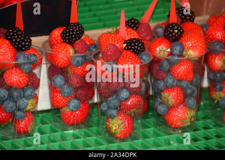 Frischer gemischter fettarm Frucht Beere Salat in Plastikbechern, Ready-to-Obstsalat von gesunden Sommer Früchte in Kunststoffbehälter bei Street Market Essen Stockfoto