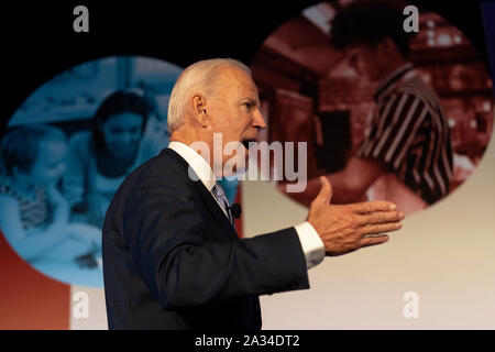 Los Angeles, USA. 04 Okt, 2019. Demokratische Präsidentschaftskandidat Joe Biden spricht an der SEIU Gewerkschaften für alle Gipfel in Los Angeles. Credit: SOPA Images Limited/Alamy leben Nachrichten Stockfoto