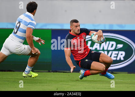 England's Jonny können Kerben seine Seiten zuerst versuchen Sie, während der 2019 Rugby World Cup Pool C Match in Tokyo im Stadion. Stockfoto