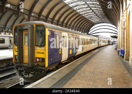 Northern Rail sprinter Klasse 155 Diesel Multiple Unit Nr. 155342 in York, Großbritannien. Stockfoto