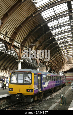 Northern Rail Pacer Klasse 144 Diesel Multiple Unit Nr. 144003 in York, Großbritannien. Stockfoto