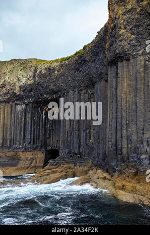 Sechseckigen Basaltsäulen auf Staffa, Inneren Hebriden, Schottland, Großbritannien Stockfoto