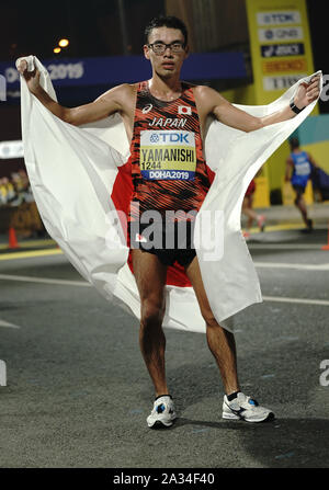 Doha, Katar. 05 Okt, 2019. Athletik, Weltmeisterschaft, Wm, Corniche IAAF: 20 km Walking: toshikazu Yamanashi aus Japan nach seinem Sieg. Quelle: Michael Kappeler/dpa/Alamy leben Nachrichten Stockfoto