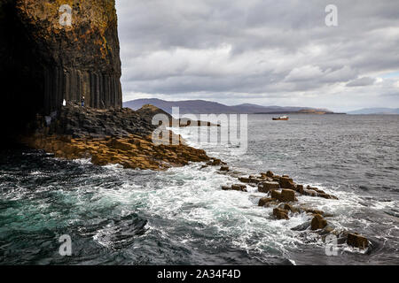 Sechseckigen Basaltsäulen auf Staffa, Inneren Hebriden, Schottland, Großbritannien Stockfoto