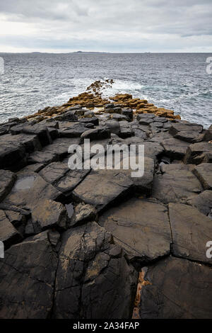 Sechseckigen Basaltsäulen auf Staffa, Inneren Hebriden, Schottland, Großbritannien Stockfoto