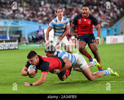 England's Ben Youngs Kerben seine Seiten Dritte versuchen Sie, während der 2019 Rugby World Cup Pool C Match in Tokyo im Stadion. Stockfoto