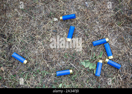 Wettbewerb leere Patronen, Munition auf dem Boden - in der olympischen Disziplin Trap verwendet Stockfoto