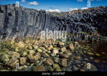 Bunte Basaltstein Felsformationen an der Küste von kalfshamarsvik auf Island, Sommer Stockfoto