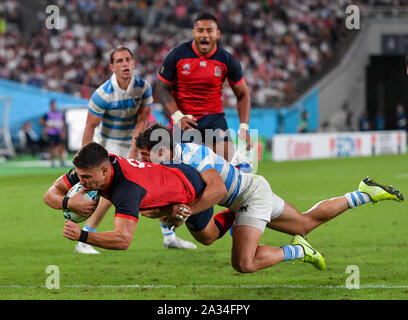 England's Ben Youngs Kerben seine Seiten Dritte versuchen Sie, während der 2019 Rugby World Cup Pool C Match in Tokyo im Stadion. Stockfoto