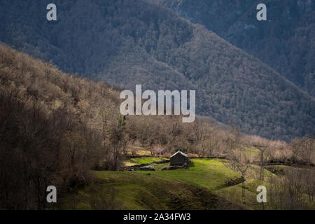 Asturien, Spanien - 19. März 2019: ein Haus in den Bergen von Asturien Stockfoto