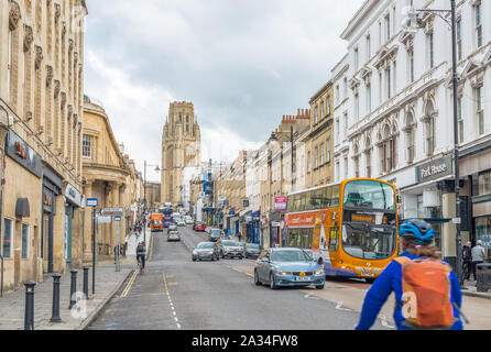 Park Street mit Blick auf das Wills Memorial Building an der University of Bristol, Bristol, Avon, UK Stockfoto