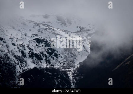 Asturien, Spanien - 19. März 2019: Schneebedeckte Berge in Asturien Stockfoto