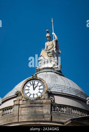 Statue der Minerva auf dem Rathaus Dom in Liverpool Stockfoto