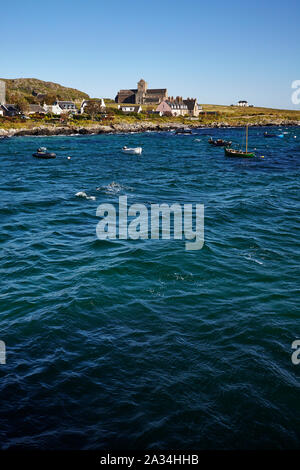 Iona Abbey von der Fähre, Iona, Innere Hebriden, Schottland gesehen, Großbritannien Stockfoto