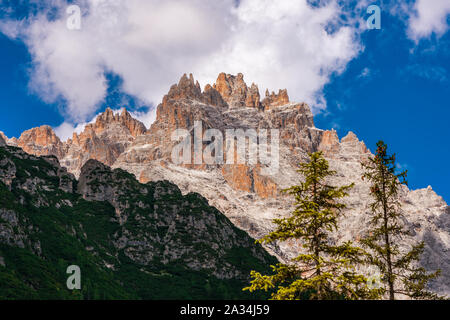 Panoramablick auf die Dolomiten, Dreischusterspitze. Stockfoto