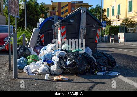 Rifiuti nel Quartiere di Torre Spaccata - Roma Stockfoto