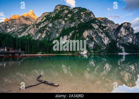 Pragser See bei Sonnenuntergang im Herbst Stockfoto