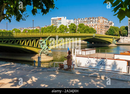 Schöne Sicht auf die Pont Mirabeau mit der allegorischen Statue 'Fülle' aus dem Port de Javel Haut in Paris, Frankreich. Die Bogenbrücke überspannt die Seine... Stockfoto