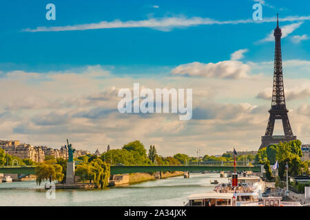 Sehr schöne Sicht auf den Eiffelturm zusammen mit der Freiheitsstatue Replik auf der Insel Île aux Cygnes und der Pont de Grenelle Brücke auf Stockfoto