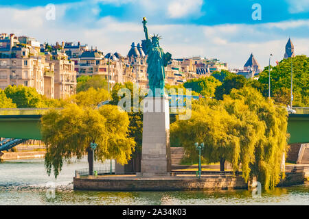 Schön in der Nähe Vorderansicht der Nachbildung der Freiheitsstatue von Willow tress auf der Île aux Cygnes, eine kleine künstliche Insel auf dem Fluss... Stockfoto