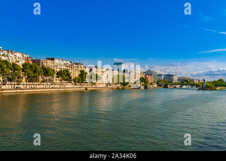 Schöner Panoramablick auf den Quai Louis-Blériot, am Kai entlang der Seine River im 16. arrondissement von Paris, Frankreich an einem schönen Tag mit einem... Stockfoto