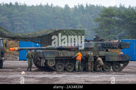 Münster, Deutschland. 25 Sep, 2019. Soldaten der Bundeswehr und der Niederländischen Streitkräfte zeigen die Wartung eines Leopard 2 A6 main Battle Tank während der Übung "Land Operations 2019". Credit: Philipp Schulze/dpa/Alamy leben Nachrichten Stockfoto