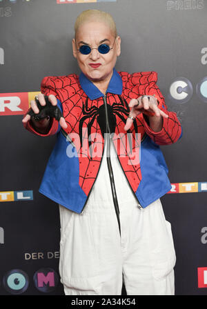 Köln, Deutschland. 02 Okt, 2019. Der Comedian Hella von Sinnen kommt zur Verleihung des "Deutschen Comedy Preis 2019". Quelle: Henning Kaiser/dpa/Alamy leben Nachrichten Stockfoto