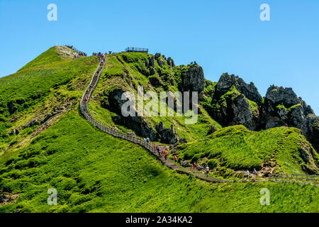 Wanderer auf dem Weg von Puy de Sancy, Vulkane der Auvergne Natural Regional Park, Massif du Sancy, Auvergne, Frankreich, Europa zum Seitenanfang Stockfoto