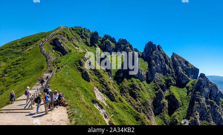 Wanderer auf dem Weg von Puy de Sancy, Vulkane der Auvergne Natural Regional Park, Massif du Sancy, Auvergne, Frankreich, Europa zum Seitenanfang Stockfoto