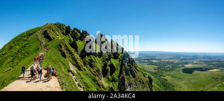 Wanderer auf dem Weg von Puy de Sancy, Vulkane der Auvergne Natural Regional Park, Massif du Sancy, Auvergne, Frankreich, Europa zum Seitenanfang Stockfoto