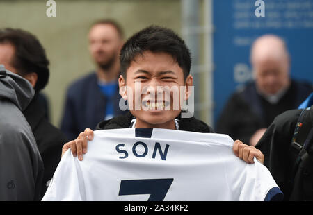 Brighton UK 5. Oktober - Spurs Fans vor der Premier League Match zwischen Brighton und Hove Albion und Tottenham Hotspur an der Amex Stadion - nur für den redaktionellen Gebrauch bestimmt. Kein Merchandising. Für Fußball Bilder FA und Premier League Einschränkungen Inc. kein Internet/Mobile Nutzung ohne fapl Lizenz - für Details Kontakt Fußball Dataco: Credit Simon Dack TPI/Alamy leben Nachrichten Stockfoto