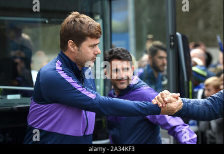 Brighton UK 5. Oktober 2019 – Tottenham-Manager Mauricio Pochettino kommt zum Premier League-Spiel zwischen Brighton und Hove Albion und Tottenham Hotspur im Amex Stadium – nur für redaktionelle Zwecke. Kein Merchandising. Für Fußball-Bilder gelten Einschränkungen für FA und Premier League inc. Keine Internet-/Mobilnutzung ohne FAPL-Lizenz - für Details wenden Sie sich an Football Dataco: Credit Simon Dack TPI / Alamy Live News Stockfoto